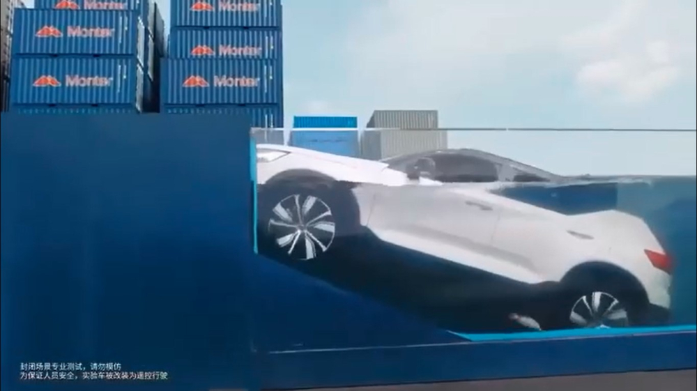 Chiếc Volvo XC40 Recharge rời khỏi bể nước