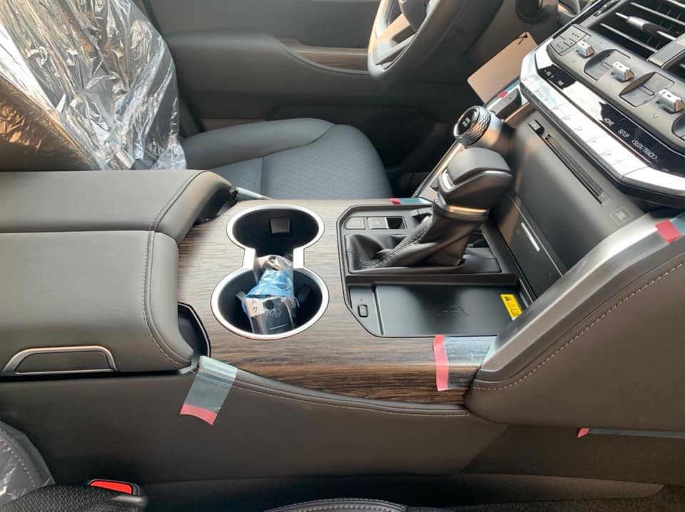 Toyota Land Cruiser 2022 c&oacute; hộp số 10 cấp mới v&agrave; phanh tay điện tử