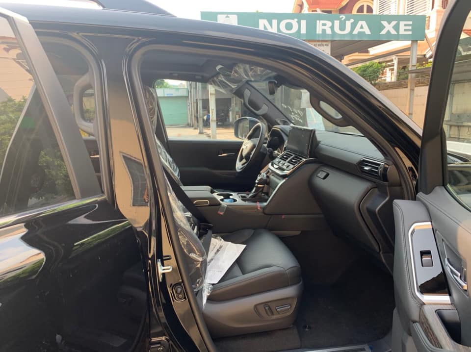 Khoang l&aacute;i của Toyota Land Cruiser 2022 đầu ti&ecirc;n lộ ảnh về Việt Nam