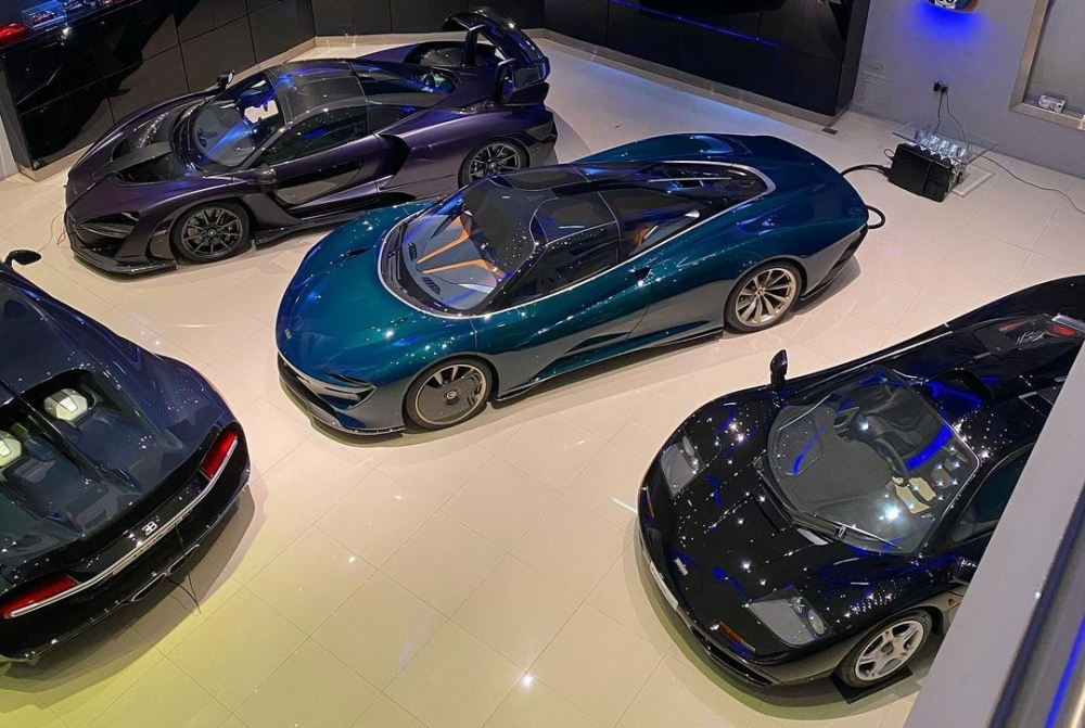 Bộ 3 hypercar McLaren của đại gia ở Bahrain với điểm nhấn là McLaren F1 màu đen bóng và McLaren Speedtail đỗ cạnh nhau, xe còn lại là McLaren Senna. Ngoài ra còn có Bugatti Chiron với ngoại thất xanh carbon