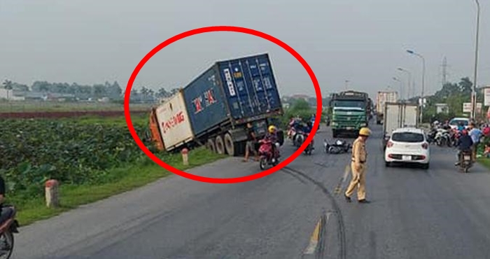 Hiện trường vụ xe container lao xuống mương bên đường sau va chạm với xe máy