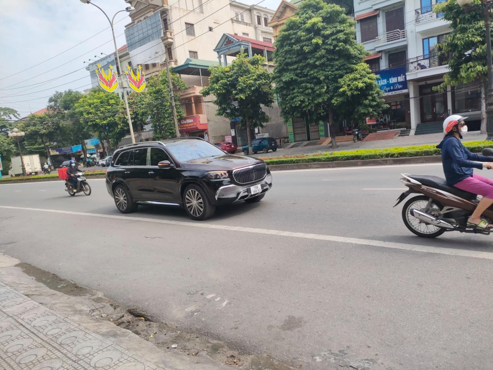 Mercedes-Maybach GLS 600 đầu ti&ecirc;n về Việt Nam lăn b&aacute;nh tr&ecirc;n đường phố ở Ph&uacute; Thọ với biển số trắng