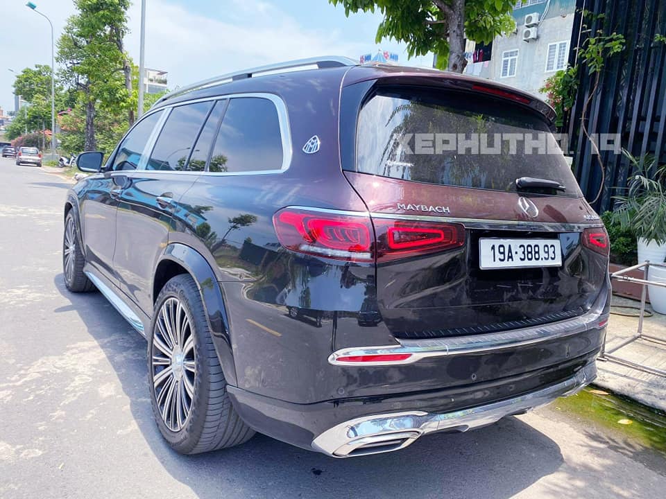 Xe sở hữu ngoại thất 2 t&ocirc;ng m&agrave;u l&agrave; đen v&agrave; đỏ đậm