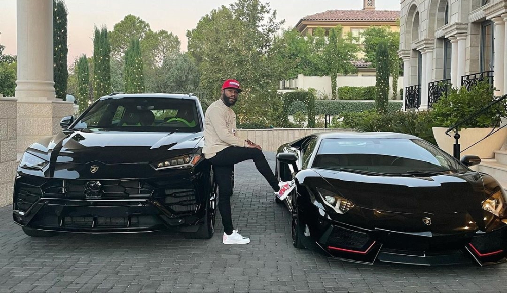Floyd Mayweather bên cạnh cặp Lamborghini đắt đỏ là Urus và Aventador