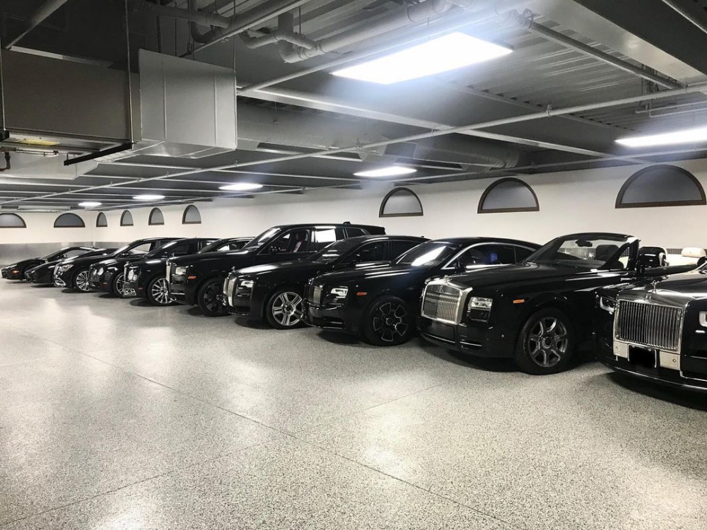 Tay đấm tỷ đô Floyd Mayweather từng khoe 1 dàn xe tông xuyệt tông của mình, ngoài cùng bên trái là 1 cặp siêu xe của Ferrari, kế đến là Mercedes-Maybach S650, Bentley Continental GT và Bentley Mulsanne và 5 chiếc xe Rolls-Royce bao gồm Cullinan, Ghost bản thường, Wraith Black Badge, Phantom Drophead Coupe Series II và Phantom 8