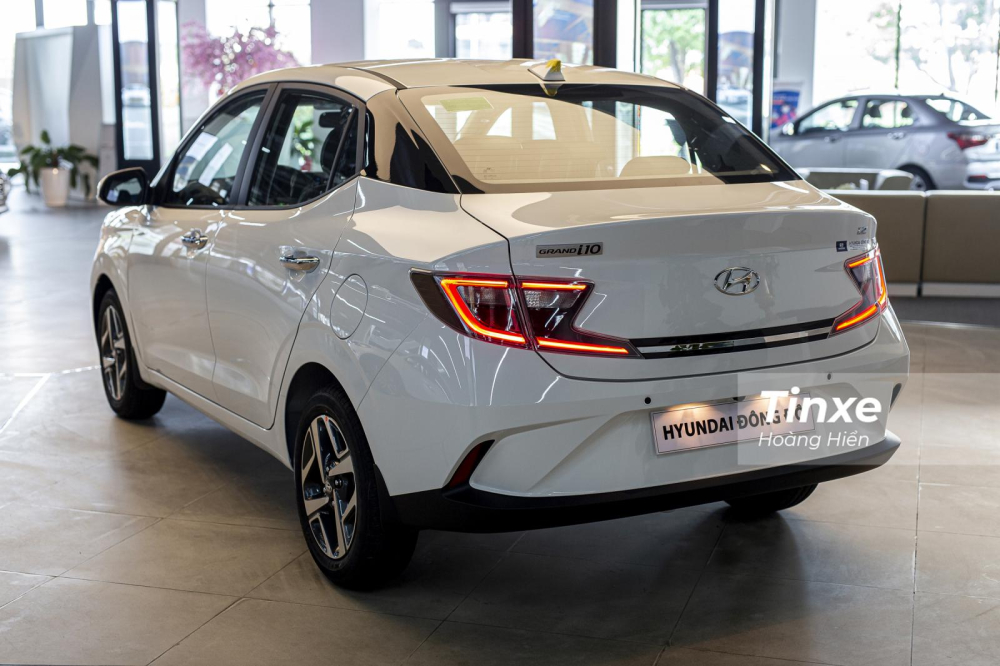 Phần đuôi xe của Hyundai Grand i10 2021 bản sedan có phần bắt mắt hơn.