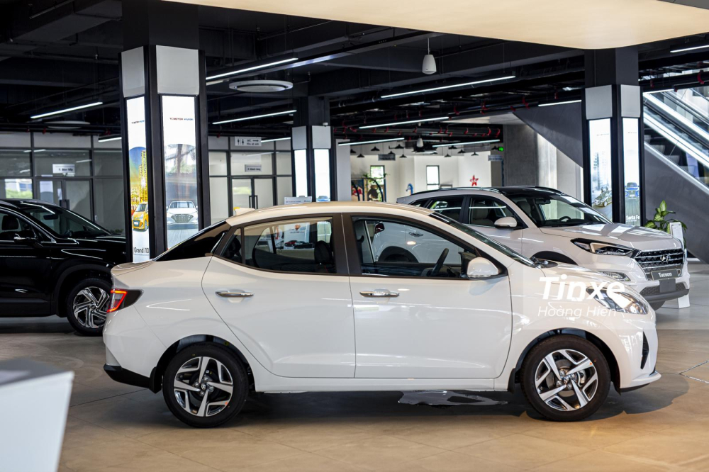 Hyundai Grand i10 2021 phiên bản sedan trông vẫn khá tù dáng dù đã có những thay đổi về thiết kế.