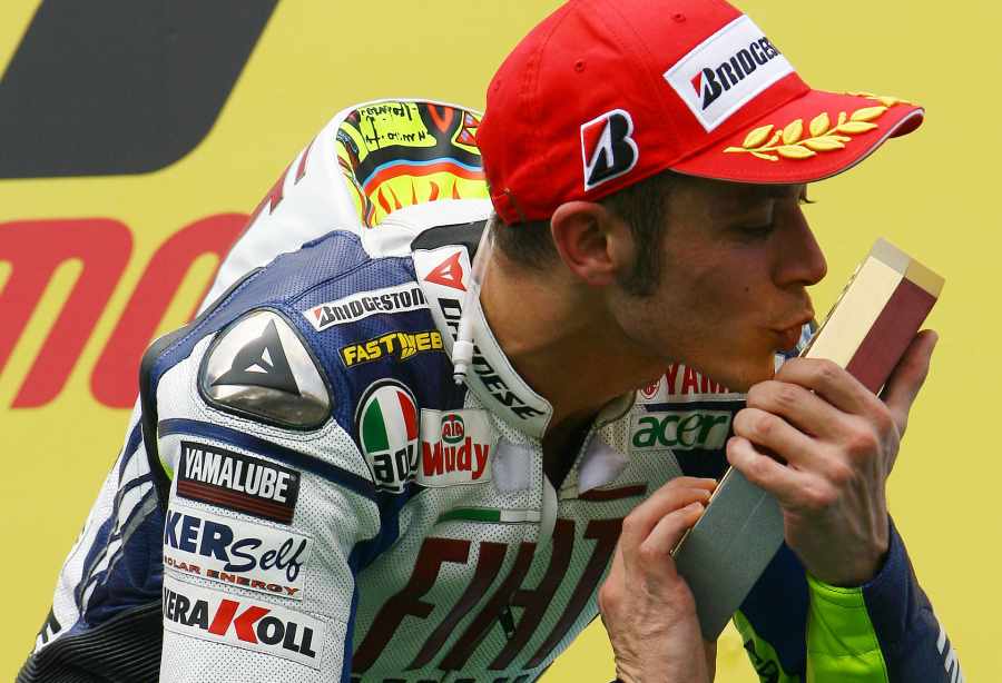Tay đua MotoGP Valentino Rossi c&ocirc;ng bố từ gi&atilde; giải đua từ năm 2021 n&agrave;y