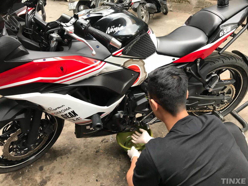Thay dầu máy, nước mát trên xe sau thời gian dài không sử dụng Thay dầu máy, nước mát trên xe sau thời gian dài không sử dụng