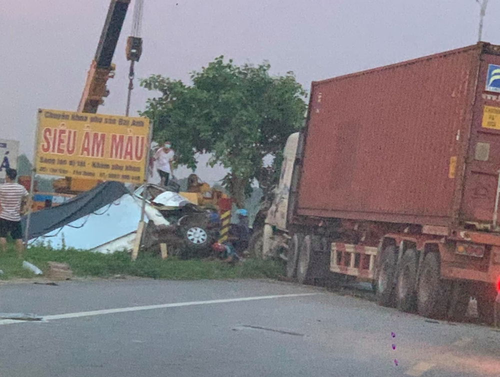 Chiếc xe container nằm chắn ngang đường