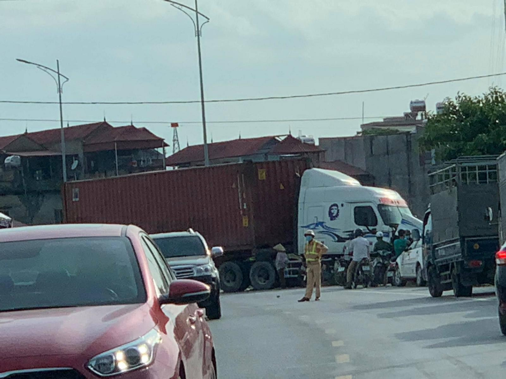 Lực lượng chức năng c&oacute; mặt tại hiện trường vụ tai nạn