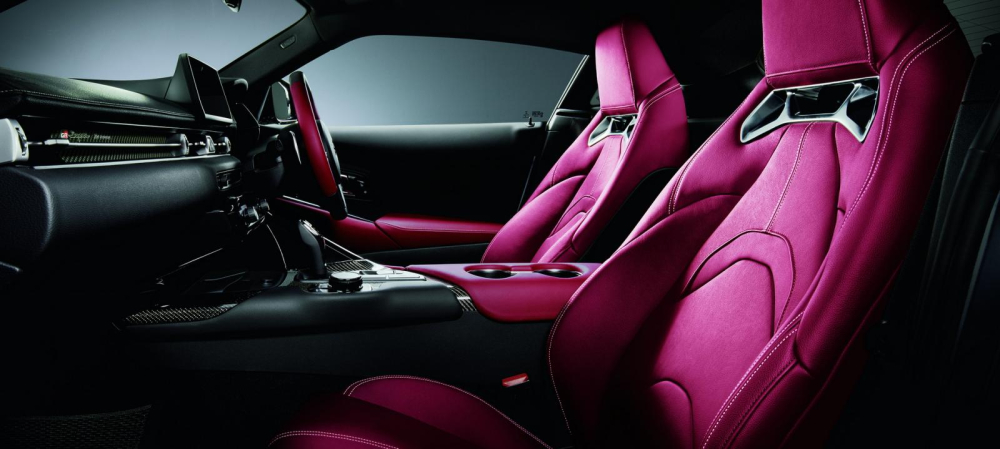 Nội thất bọc da m&agrave;u đỏ &aacute;nh t&iacute;m của Toyota GR Supra RZ 35th Anniversary Edition