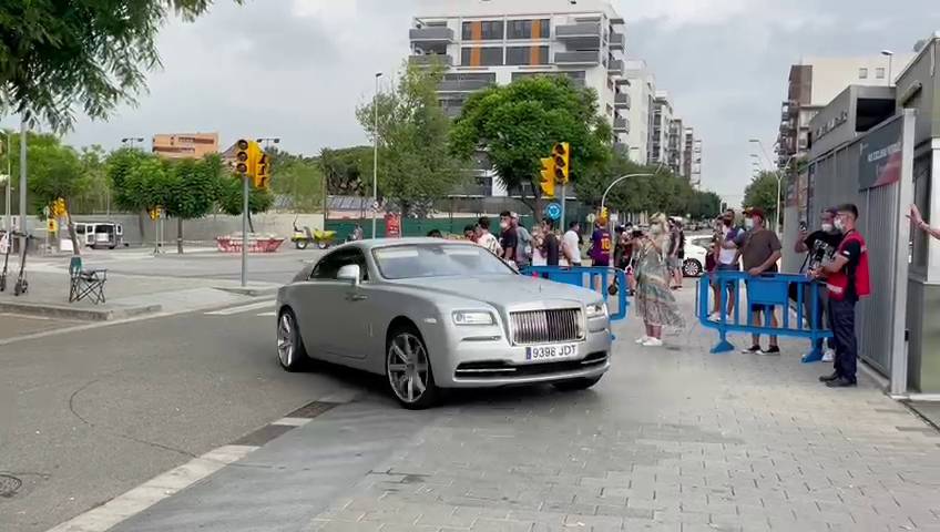 Khi Messi rời đi, Griezmann bị cổ động viên của Barcelona trút giận khi lái xe Rolls-Royce Wraith đến sân tập Joan Gamper vào sáng ngày 6 tháng 8 Khi Messi rời đi, Griezmann bị cổ động viên của Barcelona trút giận khi lái xe Rolls-Royce Wraith đến sân tập Joan Gamper vào sáng ngày 6 tháng 8