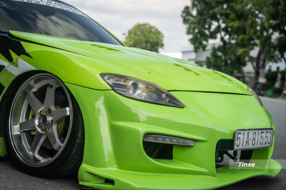 Phần đầu xe Mazda RX-8 với body kit độ hầm hố