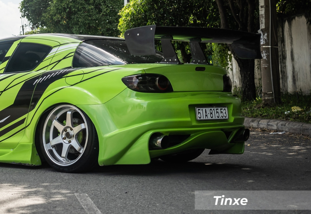 Phần đuôi xe lột xác với body kit