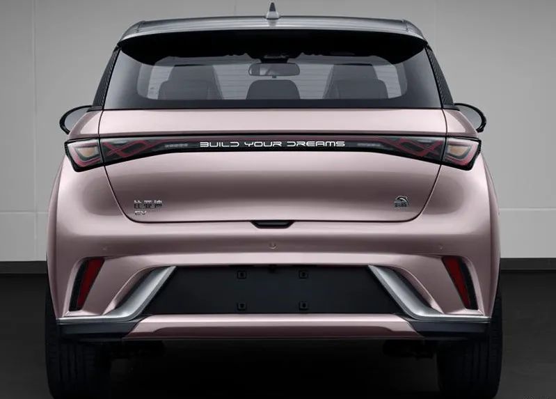 BYD Dolphin bản Dynamic nhìn từ phía sau BYD Dolphin bản Dynamic nhìn từ phía sau