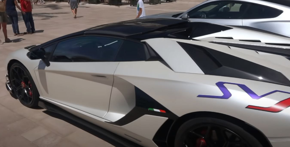 Tem chữ SVJ của chiếc Lamborghini Aventador SVJ Roadster được sơn màu tím và đỏ