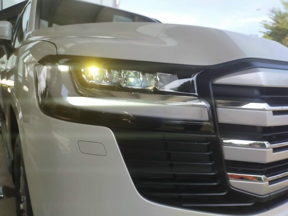 Cụm đèn pha LED gồm 3 viên đá cầu tạo thành