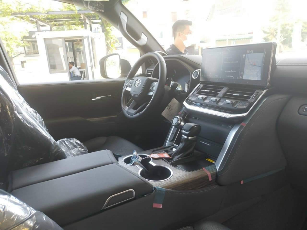 Nội thất xe Toyota Land Cruiser 2022 đầu tiên ở Phú Thọ