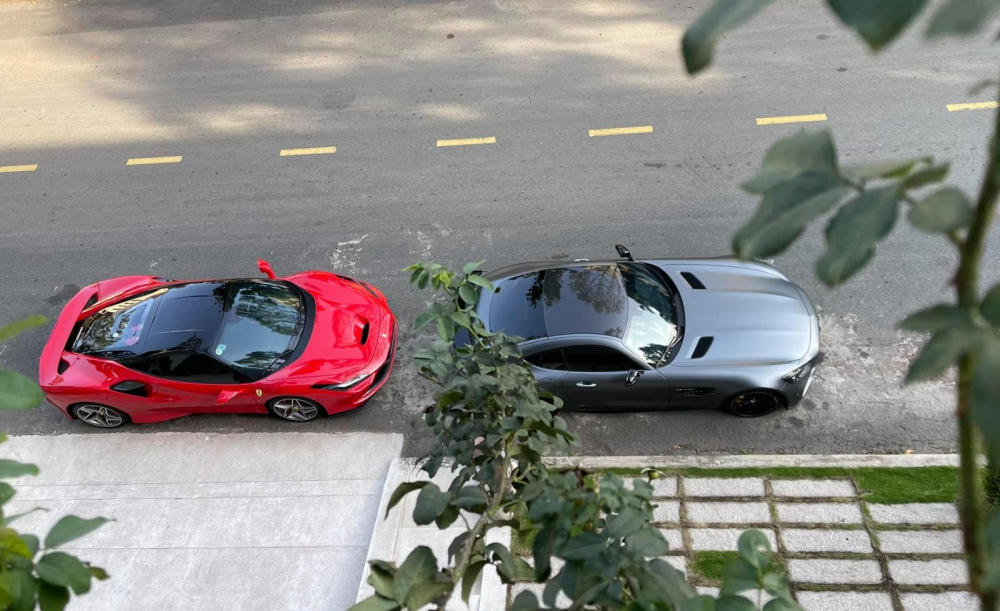 Ferrari F8 Tributo được Cường Đô-la dán nóc đen còn chi tiết này trên chiếc Mercedes-AMG GT R nguyên bản là sợi carbon
