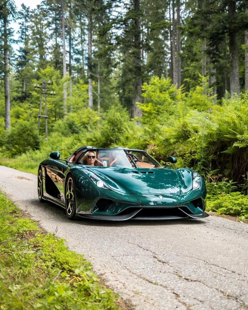 H&igrave;nh ảnh 1 chiếc si&ecirc;u xe Koenigsegg Regera với m&agrave;u sơn xanh carbon