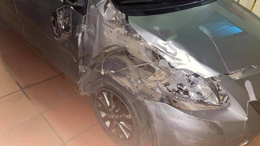 Thiệt hại của chiếc xe Toyota Vios sau khi tông vào Mazda BT-50 Thiệt hại của chiếc xe Toyota Vios sau khi tông vào Mazda BT-50