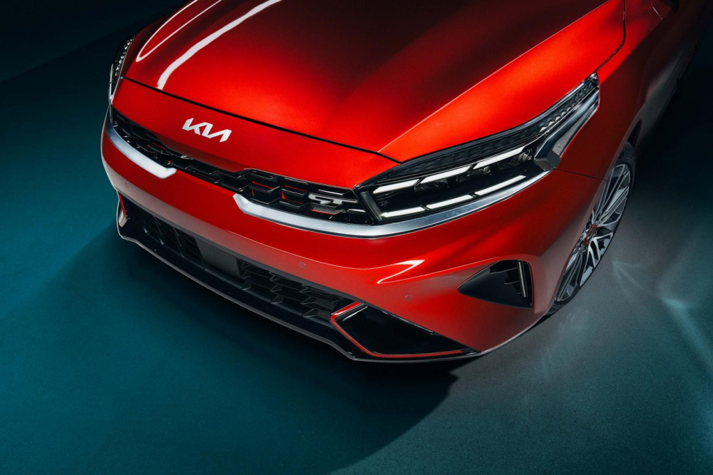 Lưới tản nhiệt của xe được thiết kế nhỏ và rộng hơn, khe gió 2 bên được làm nhỏ lại, phần cản trước cũng có tạo hình thể thao hơn.