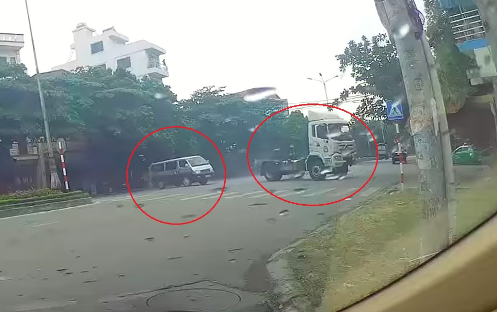 Hai chiếc xe van v&agrave; xe đầu k&eacute;o bị hư hỏng trong vụ tai nạn n&agrave;y