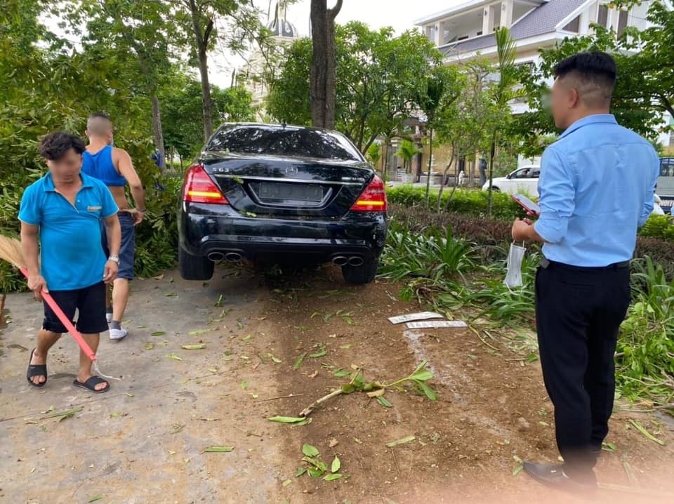 Chiếc xe sang lao l&ecirc;n vỉa h&egrave; v&agrave; chỉ chịu dừng lại khi t&ocirc;ng trực diện v&agrave;o 1 gốc c&acirc;y xanh bự