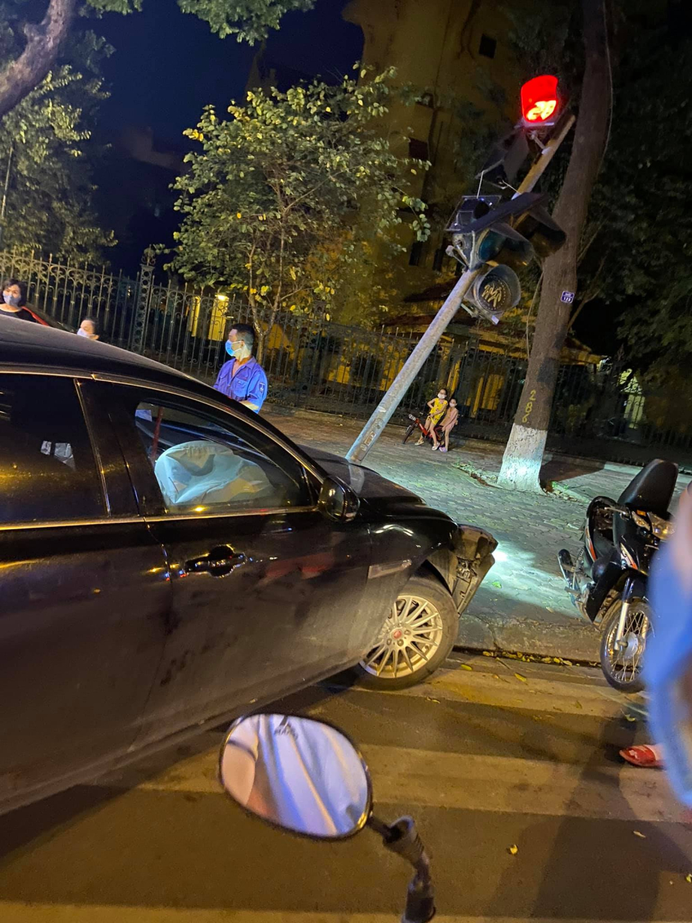 Hiện trường vụ chiếc xe Jaguar t&ocirc;ng g&atilde;y cột đ&egrave;n giao th&ocirc;ng ở ngay nh&agrave; thờ Cửa Bắc v&agrave;o tối qua