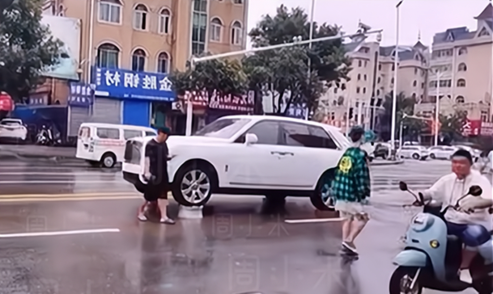 Kh&ocirc;ng tin quảng c&aacute;o, chủ xe Rolls-Royce Cullinan d&ugrave;ng bộ m&acirc;m để n&acirc;ng cao xe l&ecirc;n, tr&aacute;nh nước lũ g&acirc;y hư hỏng
