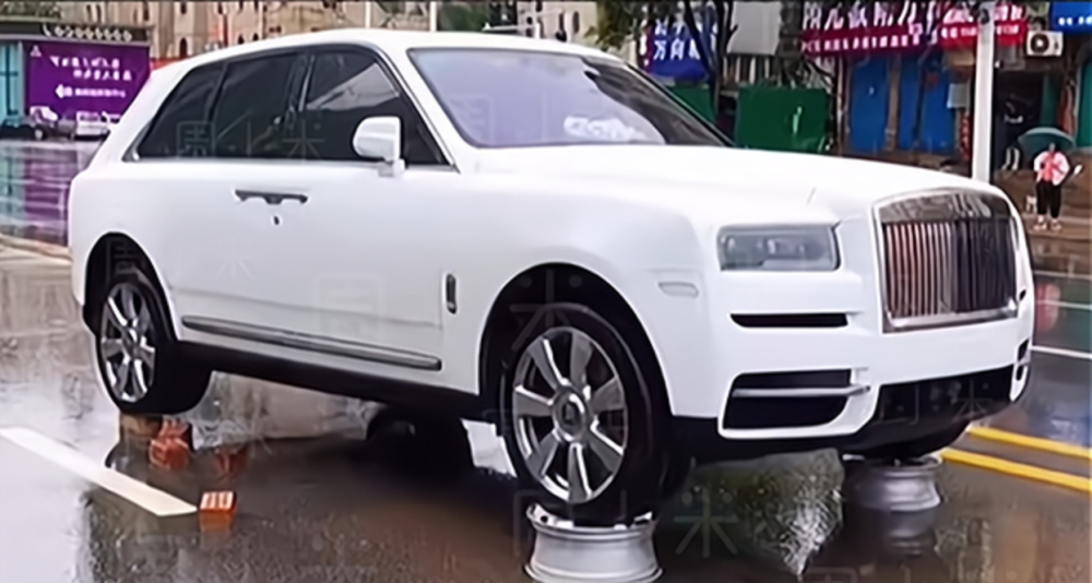 2 bộ m&acirc;m được sử dụng để n&acirc;ng cao đầu xe Rolls-Royce Cullinan, trong khi đ&oacute;, 1 b&aacute;nh xe ph&iacute;a sau được ch&egrave;n gạch nhưng kh&ocirc;ng hiệu quả cho lắm