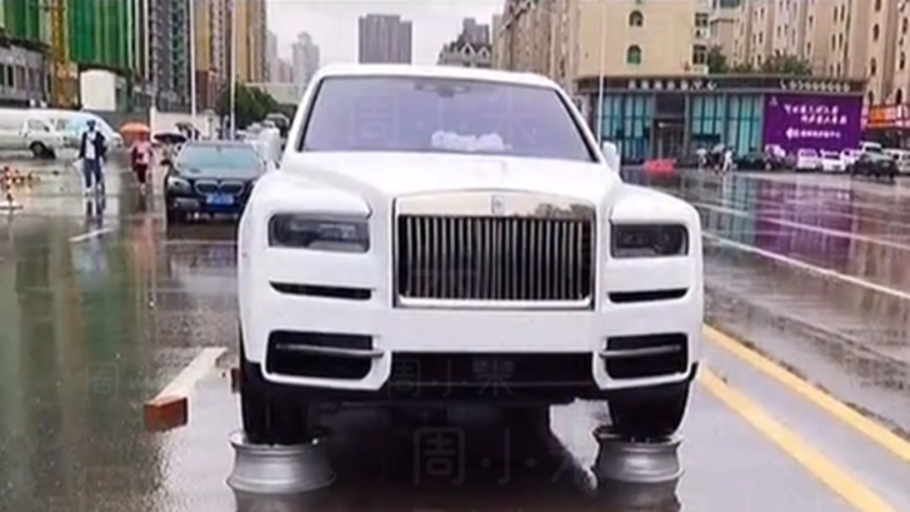 Rolls-Royce Cullinan được quảng c&aacute;o c&oacute; thể lội nước s&acirc;u hơn nửa m&eacute;t nhưng chủ nh&acirc;n kh&ocirc;ng tin v&agrave;o điều n&agrave;y n&ecirc;n chọn c&aacute;ch an to&agrave;n v&agrave; tắt m&aacute;y v&agrave; kiếm đồ n&acirc;ng cao xe l&ecirc;n