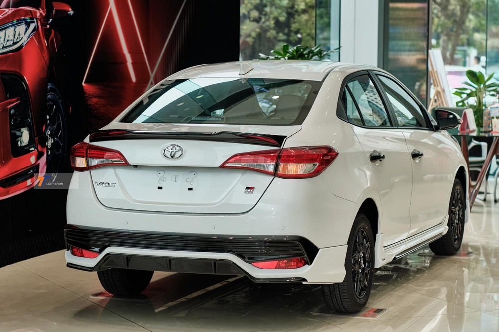 Đằng sau Toyota Vios GR-S 2021 có cánh gió đuôi, cản va và bộ khuếch tán gió màu đen