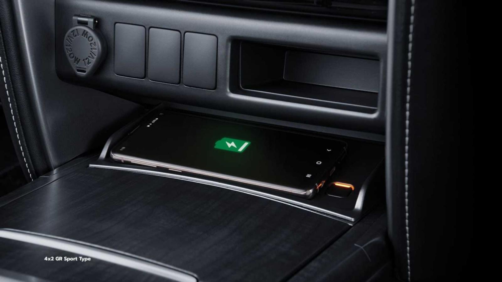 Sạc điện thoại kh&ocirc;ng d&acirc;y của Toyota Fortuner GR Sport 2022