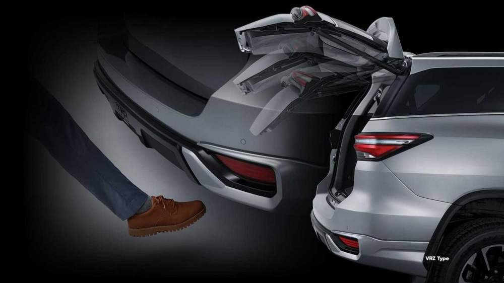 Cảm biến đ&aacute; cốp của Toyota Fortuner GR Sport 2022