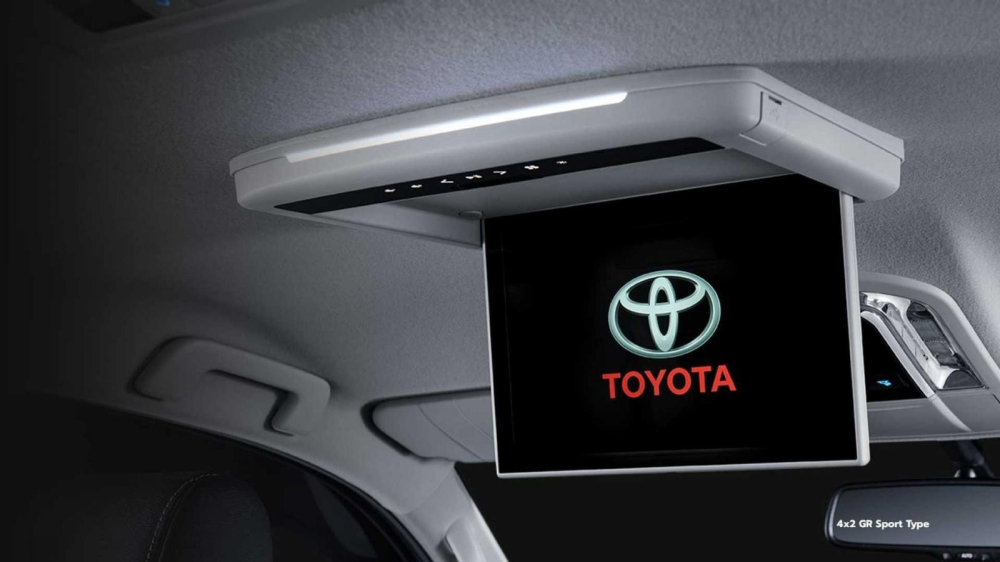 M&agrave;n h&igrave;nh treo tr&ecirc;n trần của Toyota Fortuner GR Sport 2022