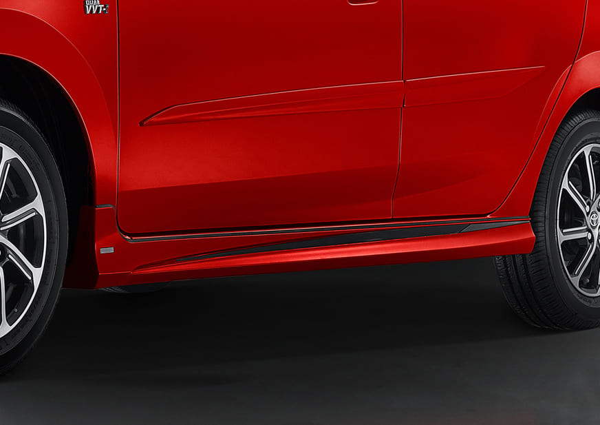 Tem m&agrave;u đen dưới cửa của Toyota Wigo GR Sport 2022