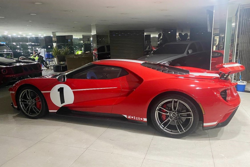 C&ograve;n đ&acirc;y l&agrave; phi&ecirc;n bản Ford GT '67 Heritage Edition