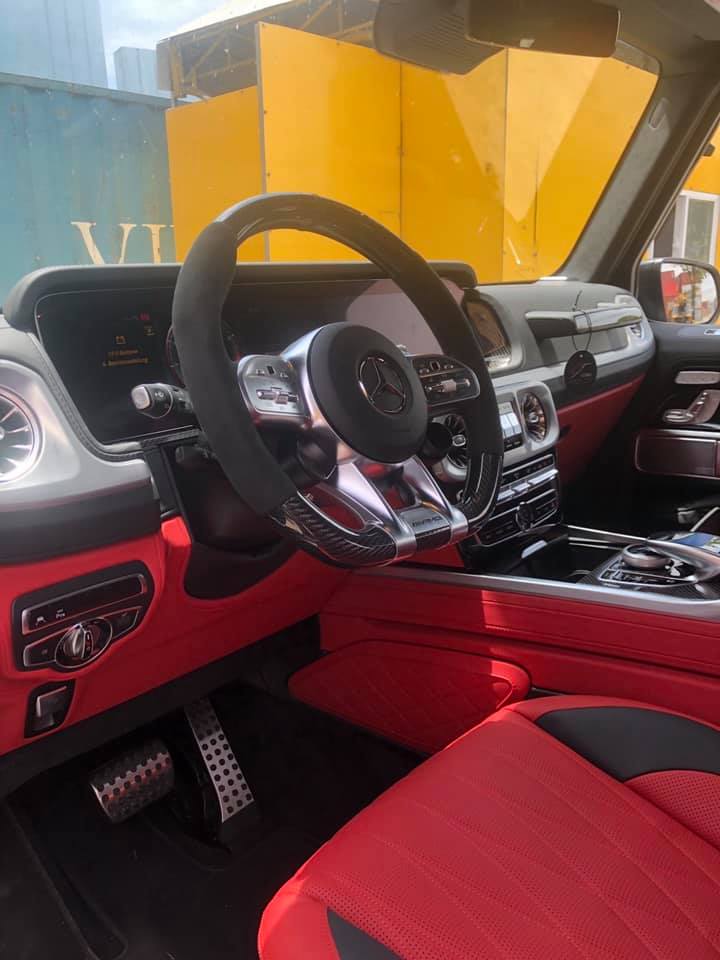 Một chiếc xe Mercedes-AMG G63 mới b&agrave;n giao cho kh&aacute;ch h&agrave;ng c&oacute; t&ugrave;y chọn carbon ở nội thất