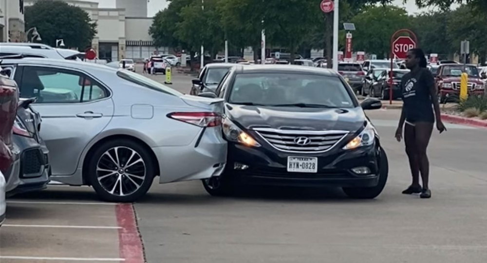Chiếc Toyota Camry của nữ t&agrave;i xế t&ocirc;ng tr&uacute;ng chiếc Hyundai Sonata khi l&ugrave;i ra khỏi b&atilde;i đỗ