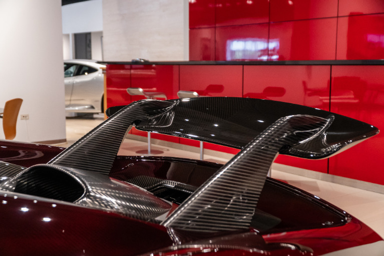 V&agrave; c&ograve;n nhiều chi tiết bằng carbon b&oacute;ng cũng như nh&aacute;m