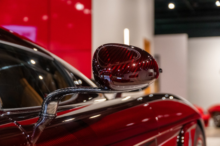 Ch&acirc;n gương l&agrave; carbon b&oacute;ng c&ograve;n vỏ gương l&agrave; carbon m&agrave;u đỏ