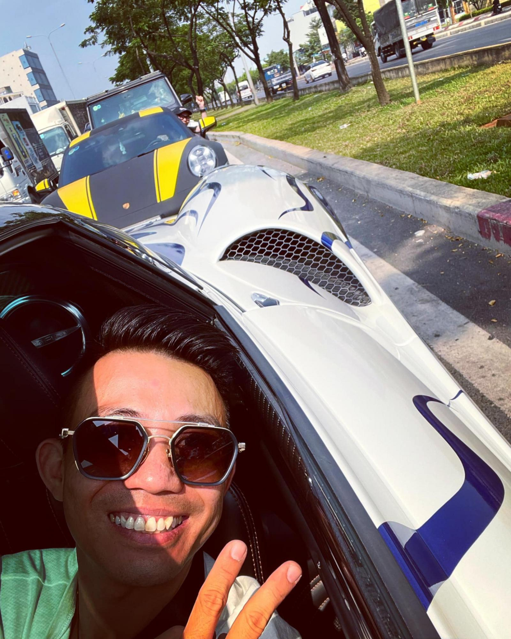 Minh Nhựa chụp ảnh khi l&aacute;i xe Pagani Huayra đi dạo