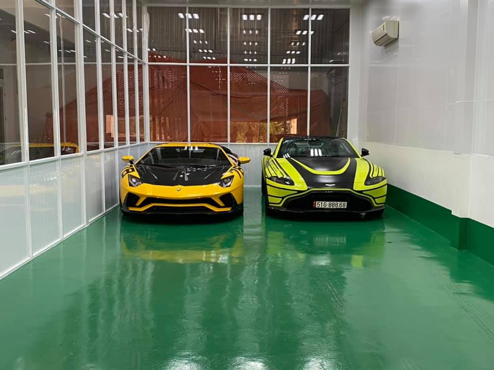 Lamborghini Aventador S LP740-4 là siêu xe đầu đời của Hoàng Kim Khánh, đỗ kế bên là Aston Martin V8 Vantage Lamborghini Aventador S LP740-4 là siêu xe đầu đời của Hoàng Kim Khánh, đỗ kế bên là Aston Martin V8 Vantage