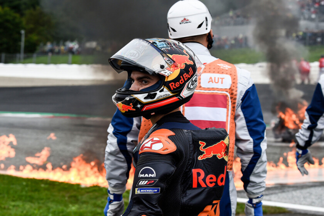 Tay đua của đội Redbull KTM Factory gặp tai nạn trên trường đua MotoGP