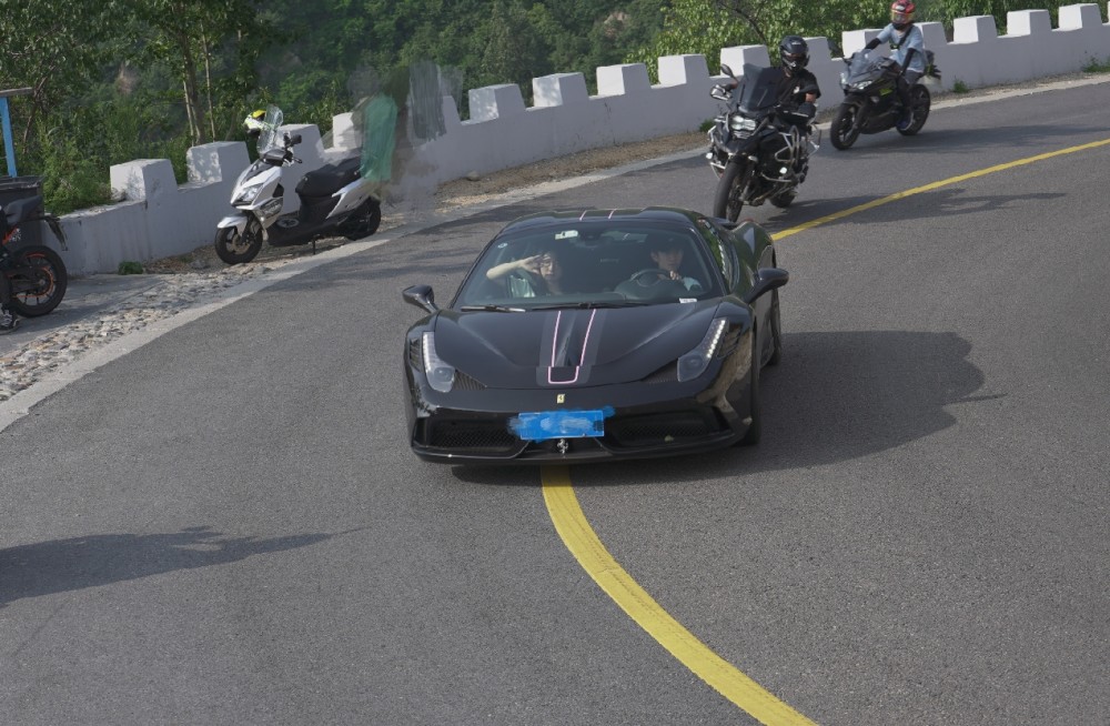 Chiếc siêu xe Ferrari đè lên vạch liền màu vàng trên đường núi