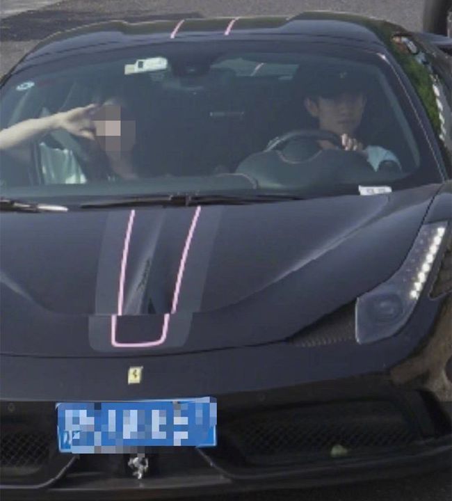 Người lái chiếc siêu xe Ferrari này là một nam diễn viên có tiếng tại Trung Quốc