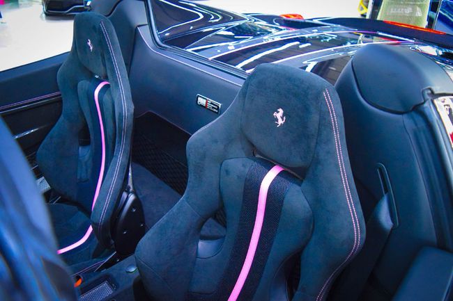 Bên trong chiếc Ferrari 458 Speciale Aperta cũng có những điểm nhấn màu hồng