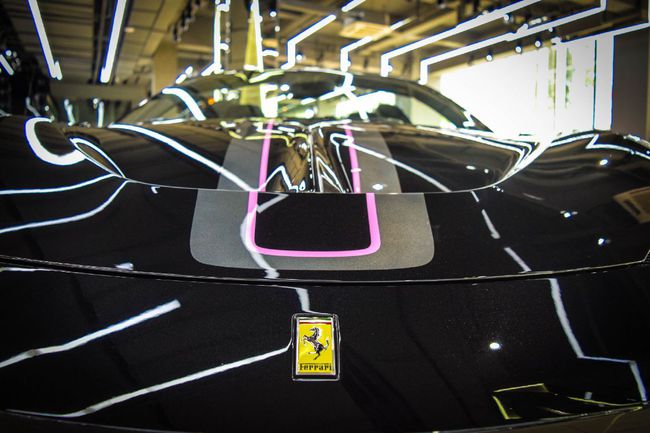 Chiếc siêu xe Ferrari 458 Speciale Aperta này có đường kẻ sơn màu hồng bên ngoài